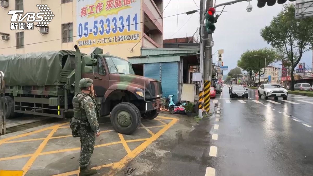 軍卡在任務途中和機車擦撞,所幸騎士只有輕傷。(圖/TVBS)