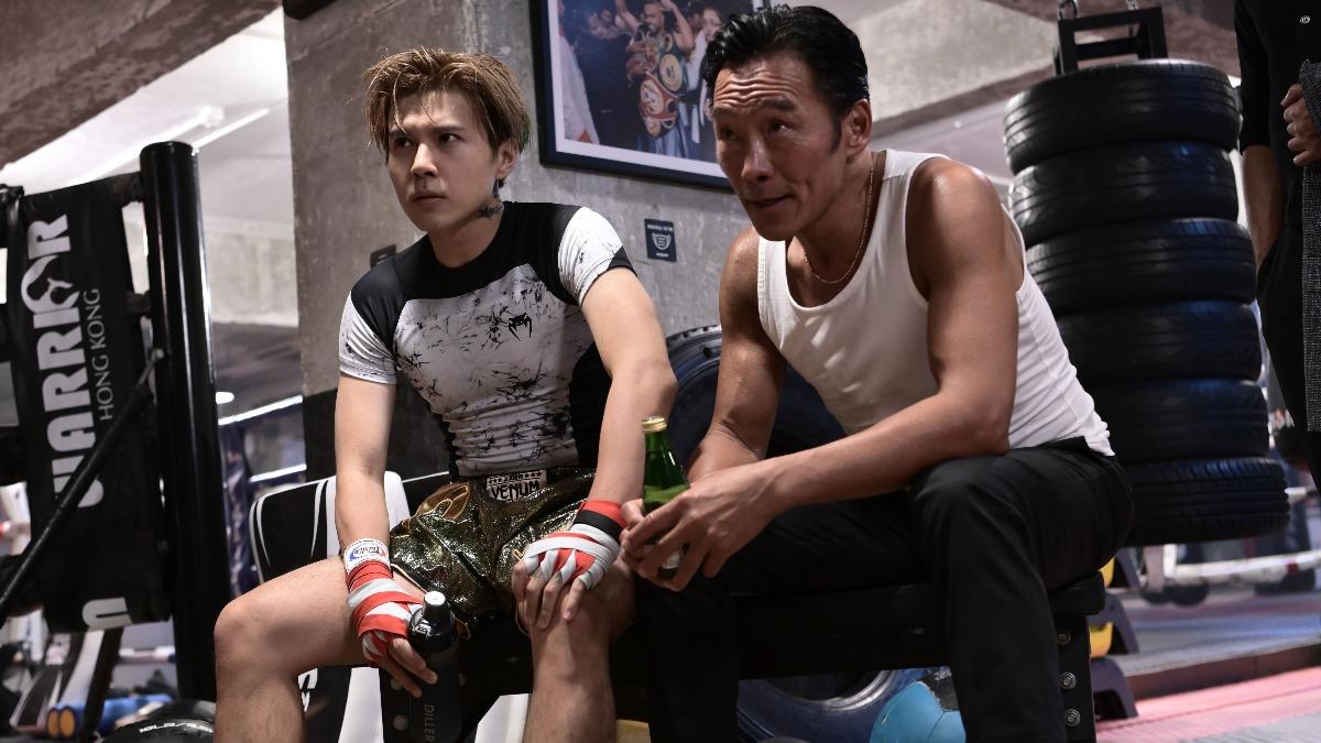 鄭浩南(右)在《拼命三郎》和新生代演員應智越演父子,保持健美體態。(圖/華映提供)