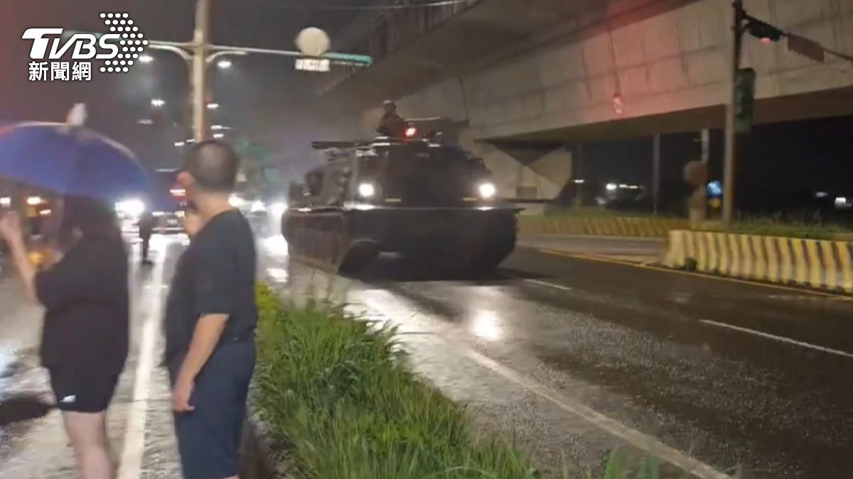 陸軍M109A5自走砲車昨晚夜訓行經桃園新屋區時不慎發生擦撞事故。（圖／TVBS）