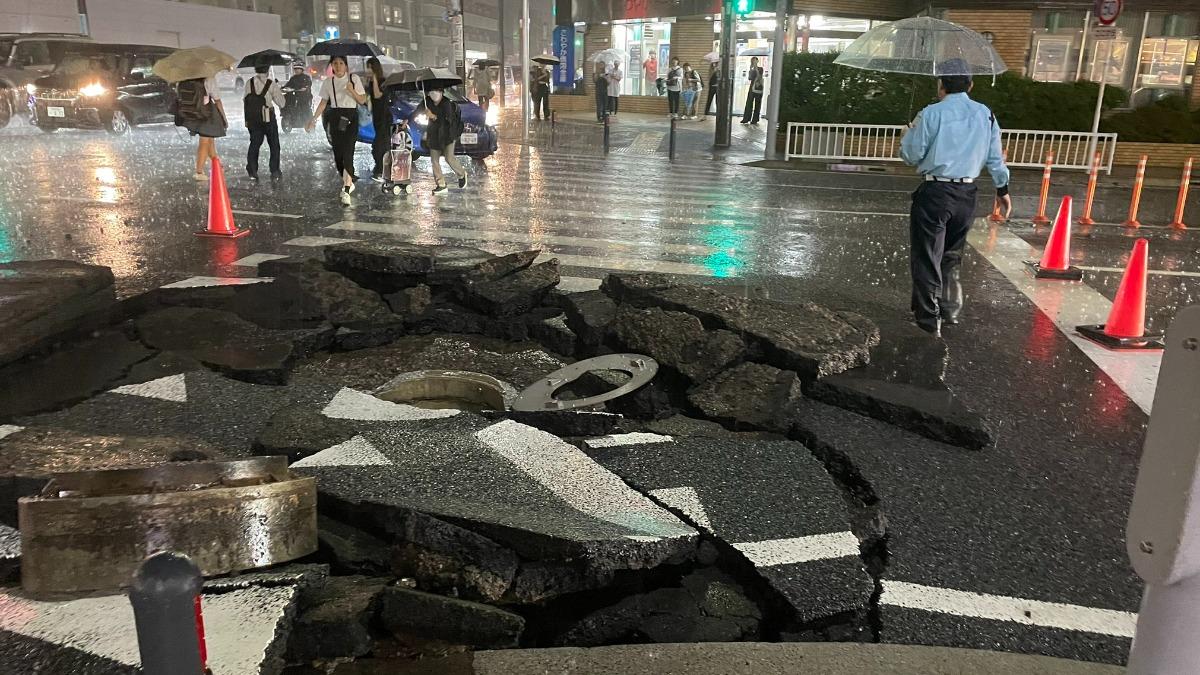 大雨導致水柱沖出人孔蓋,道路塌陷。(圖/翻攝自X@drymikan400)