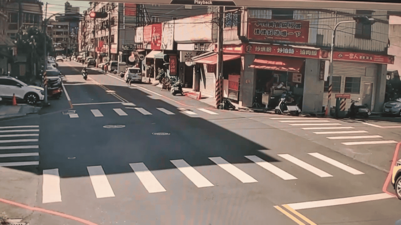 男子騎機車違規闖紅燈,與另一名騎士在路口相撞。(圖/TVBS)