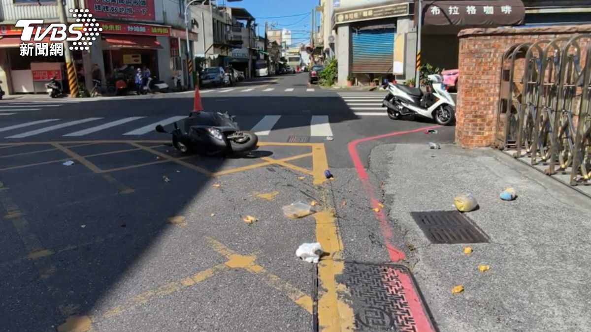 男子騎機車違規闖紅燈,與另一名騎士在路口相撞。(圖/TVBS)