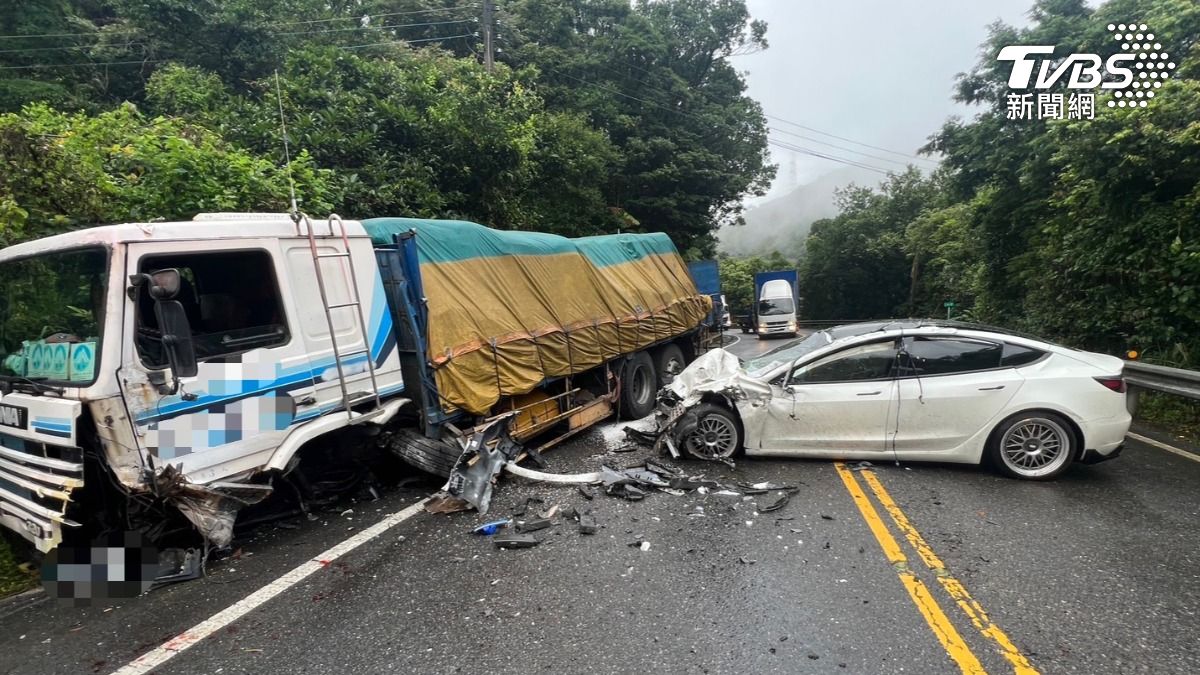 北宜21歲男開特斯拉兜風 疑打滑猛撞大貨車「車頭全爛」