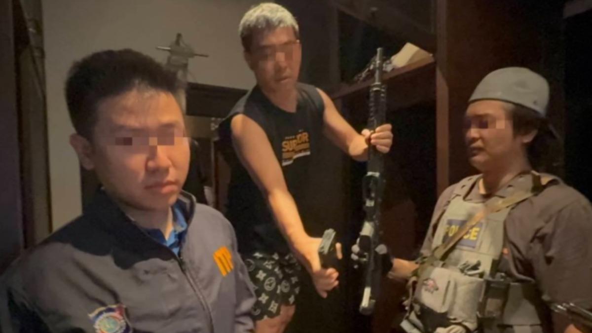 警方總共搜出長、短各一的BB槍,還有16發9毫米子彈。(圖/翻攝自 Bangkok Post)