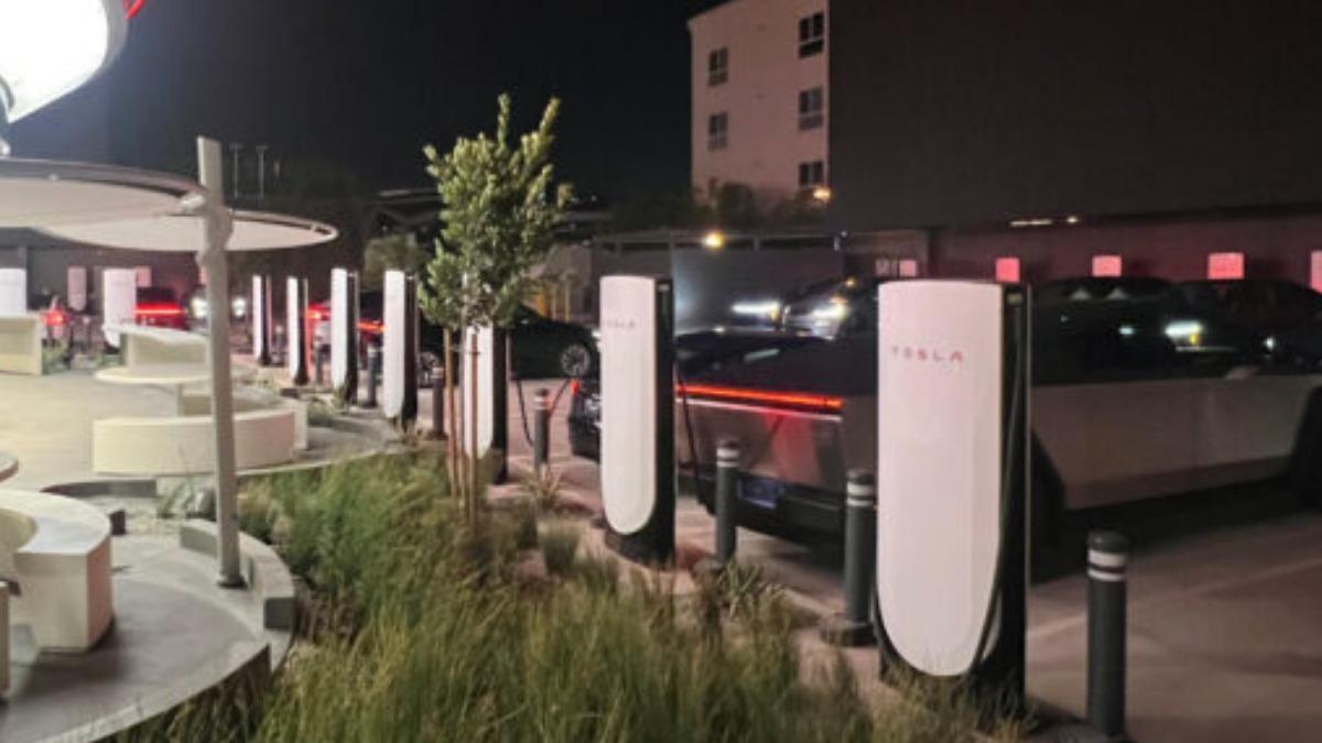Tesla Diner設有超過80座的V4超級充電樁。(圖 / 翻攝自X@SawyerMerritt)