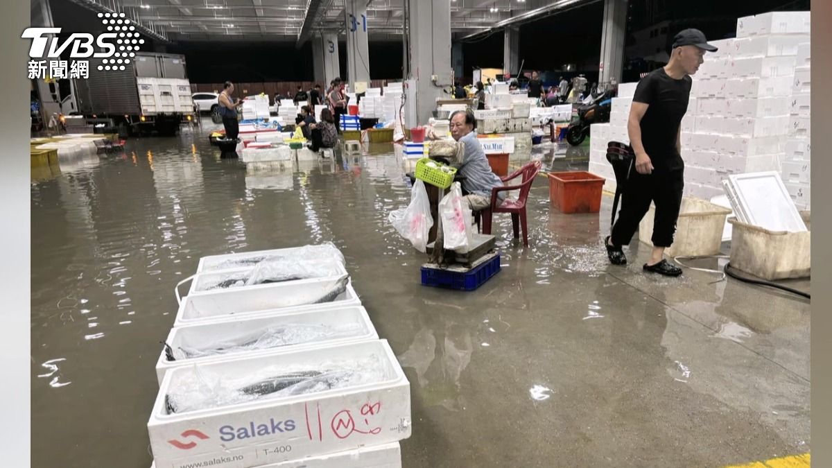 雨下不停,靠海又遇大潮,高市前鎮漁港變「水上市場」。(圖/記者爆料網)