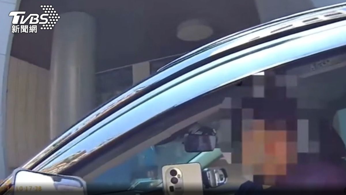 多元計程車司機違停載客遭開單。(圖/TVBS)