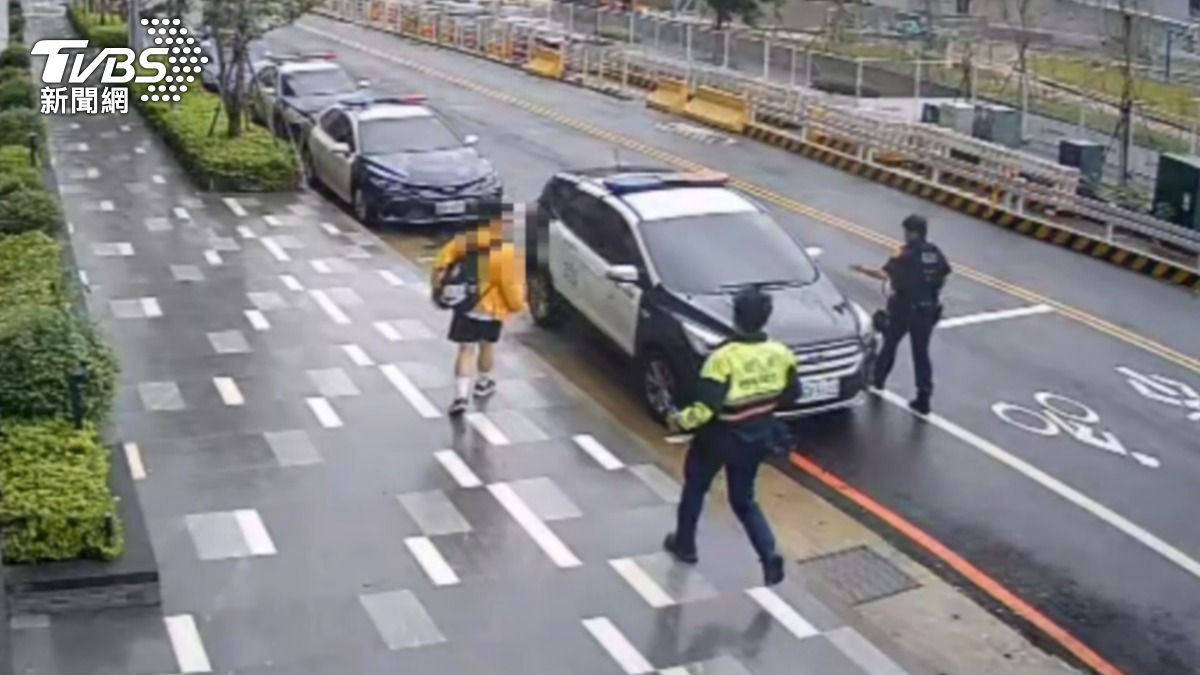 兒差點錯過分科測驗！母機車爆胎急求助　警神救援4分鐘抵達