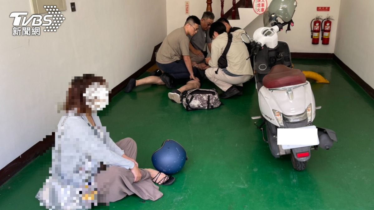 楊姓竊賊走出摩鐵被員警壓制，曖昧對象在一旁不知所措。（圖／TVBS）