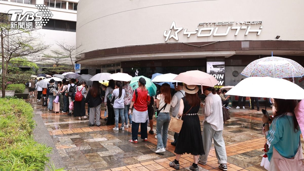 直擊/GD最俗週邊才10元!逾400人冒雨夜排 「最慘窘境」曝光
