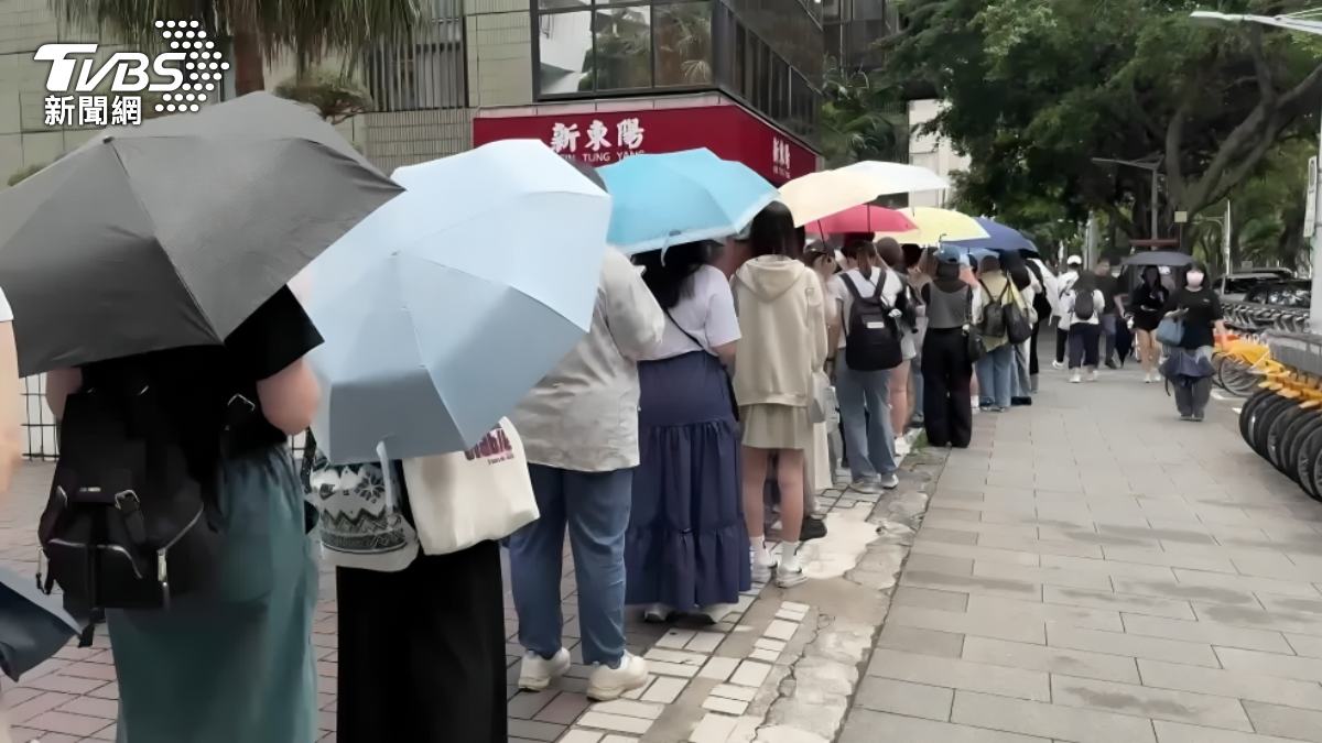 排隊人龍看不見盡頭。(圖/林育甄攝)