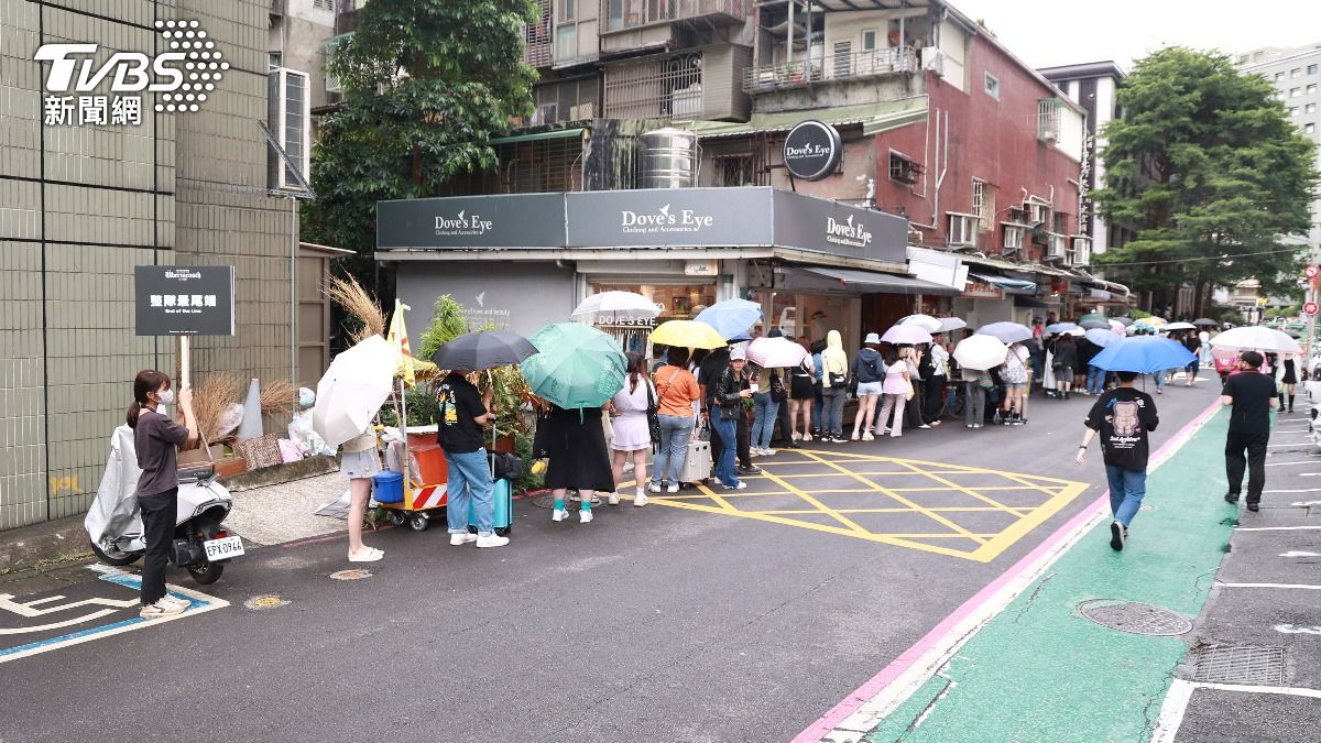 演唱會周邊隊伍的最尾端已經來到大馬路上。(圖/黃城碩攝)