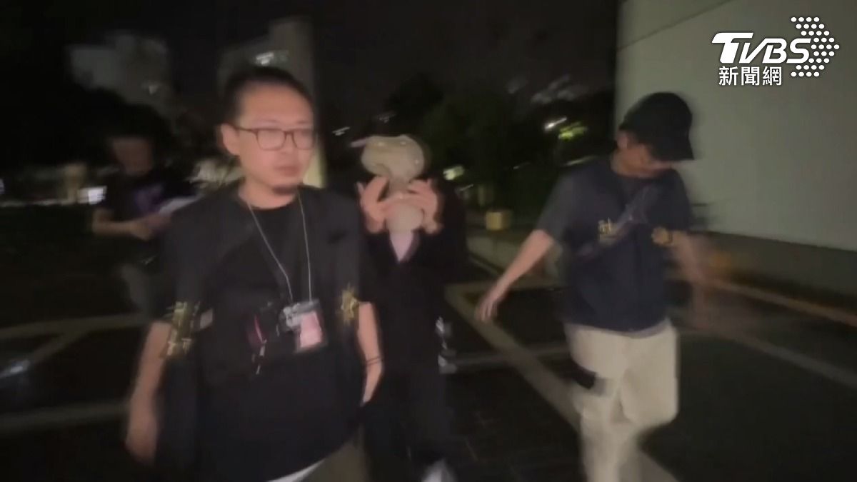 豐原命案當鋪業者遮頭現身 檢方搜索6處帶回關係人調查。(圖/TVBS)