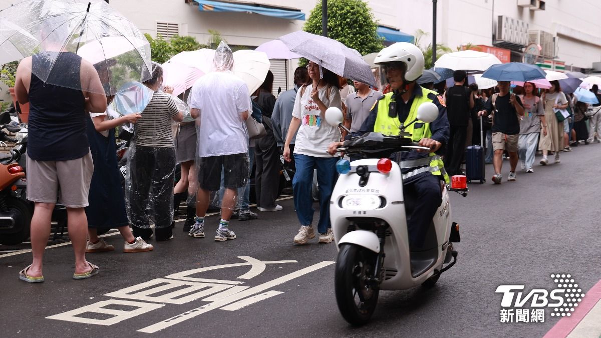 有警察巡視排隊人潮。(圖/黃城碩攝)