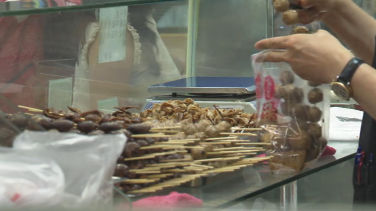 一般滷味店1支鴨舌價格約15元。（圖／TVBS）