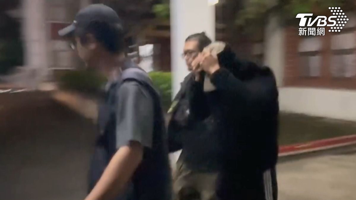 林姓業者全身包緊「夜訊後請回」。(圖/TVBS)