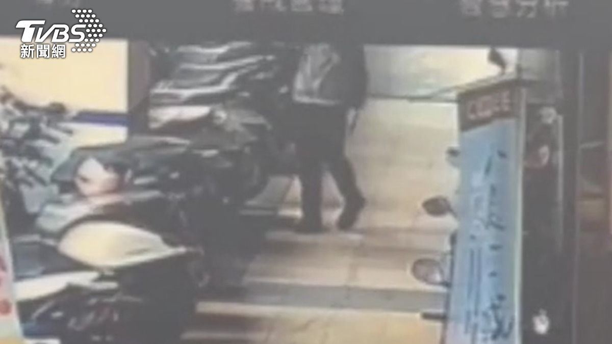 楊姓竊賊偷車行徑全被監視器拍下。（圖／TVBS）