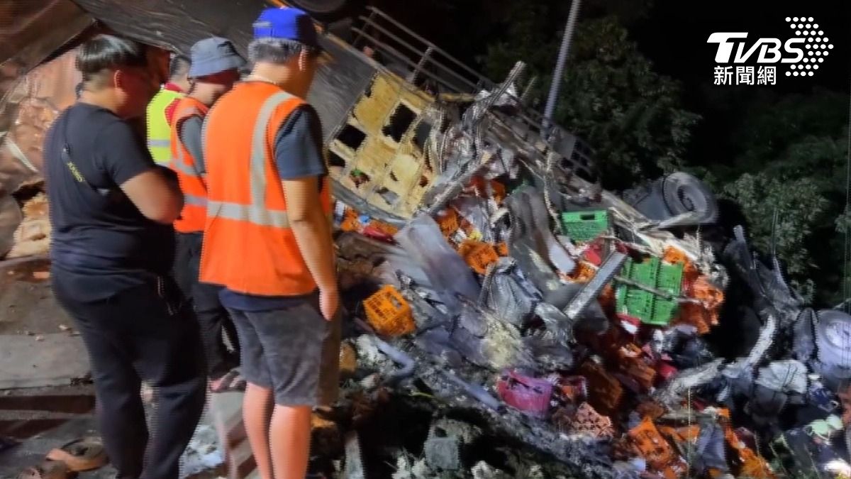 苗栗大山路段「牛奶車」墜坡!駕駛救出後猝死 車禍現場曝光。(圖/TVBS)