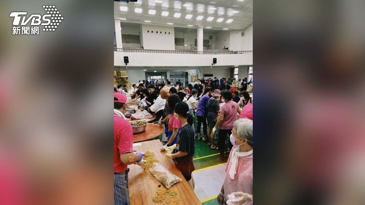 嘉義義竹鄉,許多居民成為受災戶,義煮團隊雖已進駐提供協助,但因人手不足,甚至有志工因過度勞累而暈倒。(圖/TVBS)
