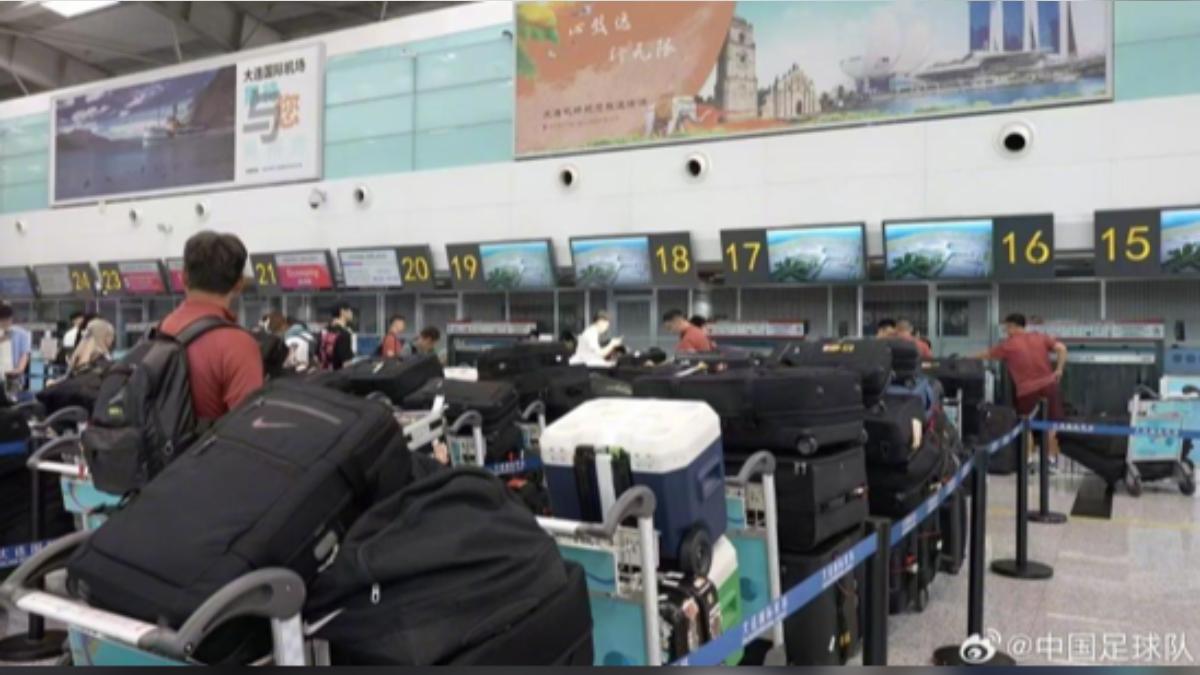 陸國足赴韓比賽攜140件行李挨批 官方:皆為必要物品