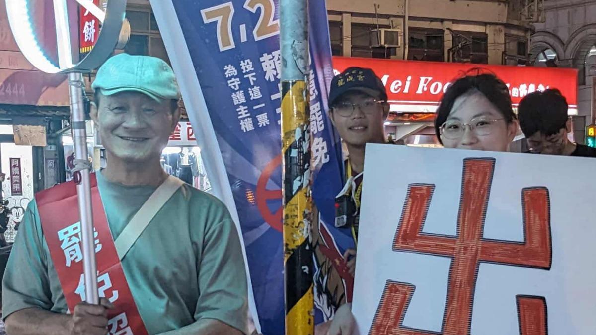 李明依甫喊「不同意罷免」 金馬男星冒雨上街反駁:大罷免大成功
