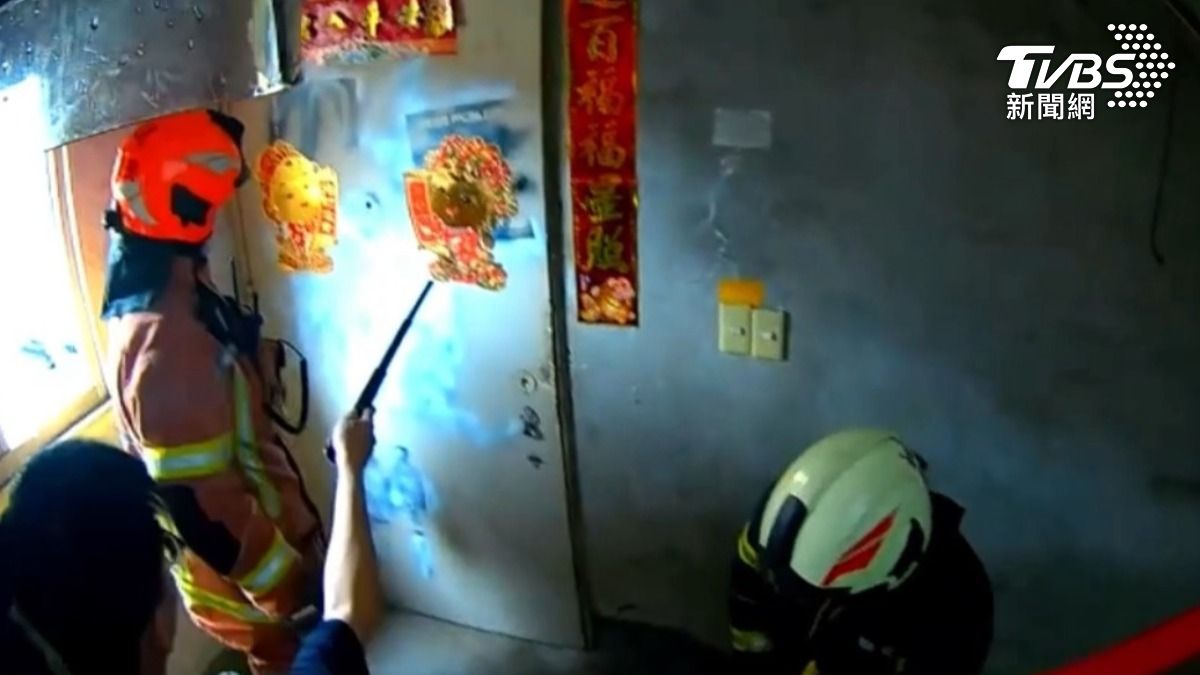 疑酒後討錢不成！新北兒「持檳榔刀砍母」警消破門急壓制