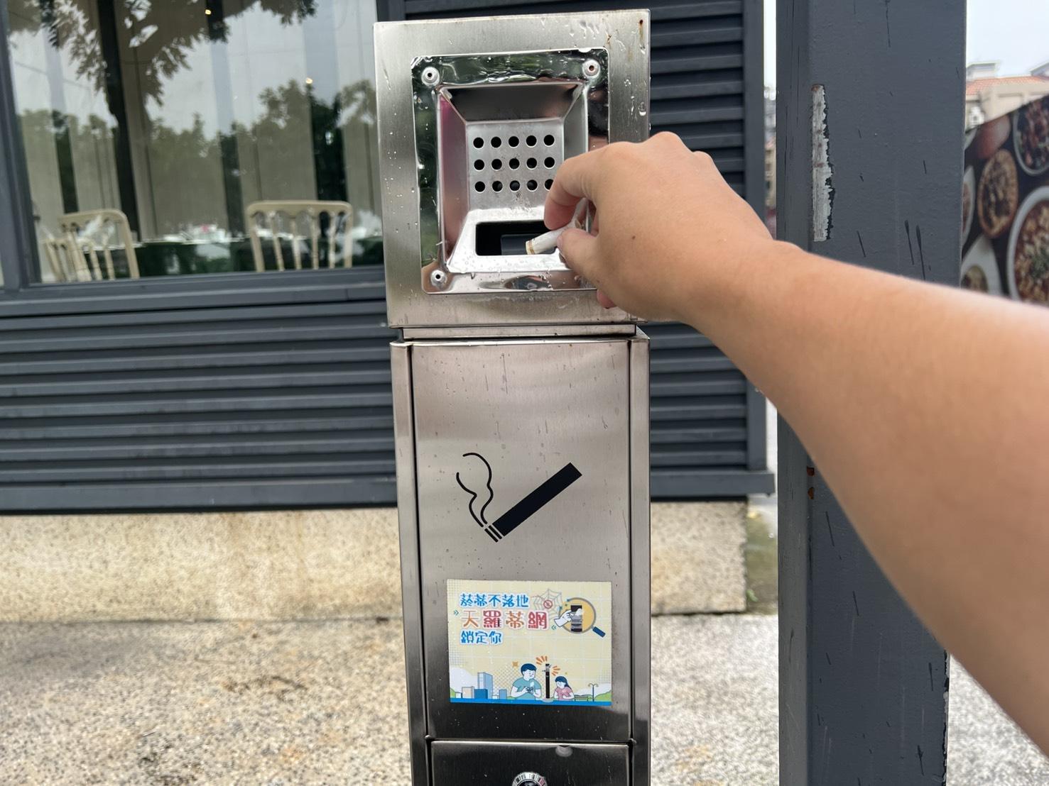 環保局補助商家設置菸蒂桶。(圖/新北市環保局提供)