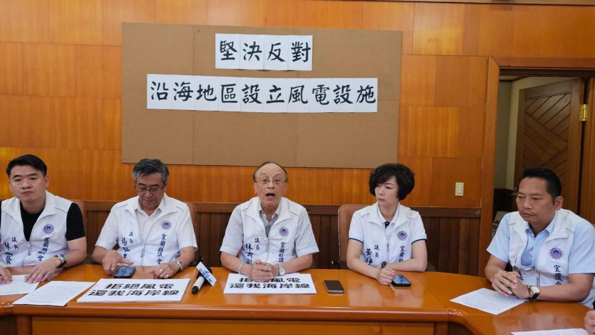 宜蘭海岸擬設14座風機 藍綠白齊聲反對。(圖/TVBS)