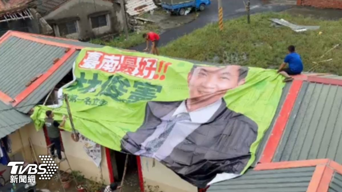 看版太多被酸爆!災民屋頂被颱風吹暴求帆布 林俊憲拆了送災區