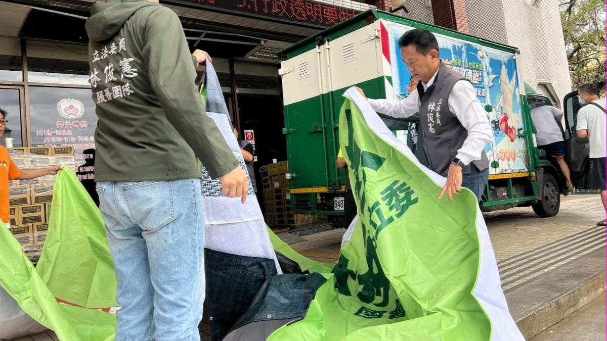 網友建議立法委員林俊憲捐出大量看板帆布協助救災。(圖/林俊憲臉書)