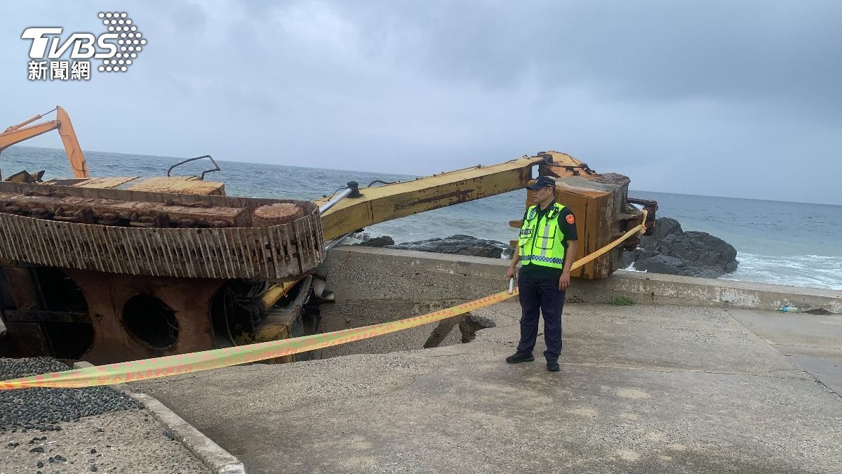 澎湖花嶼碼頭遭巨浪掏空!怪手要救擱淺船 卻反陷天坑待救