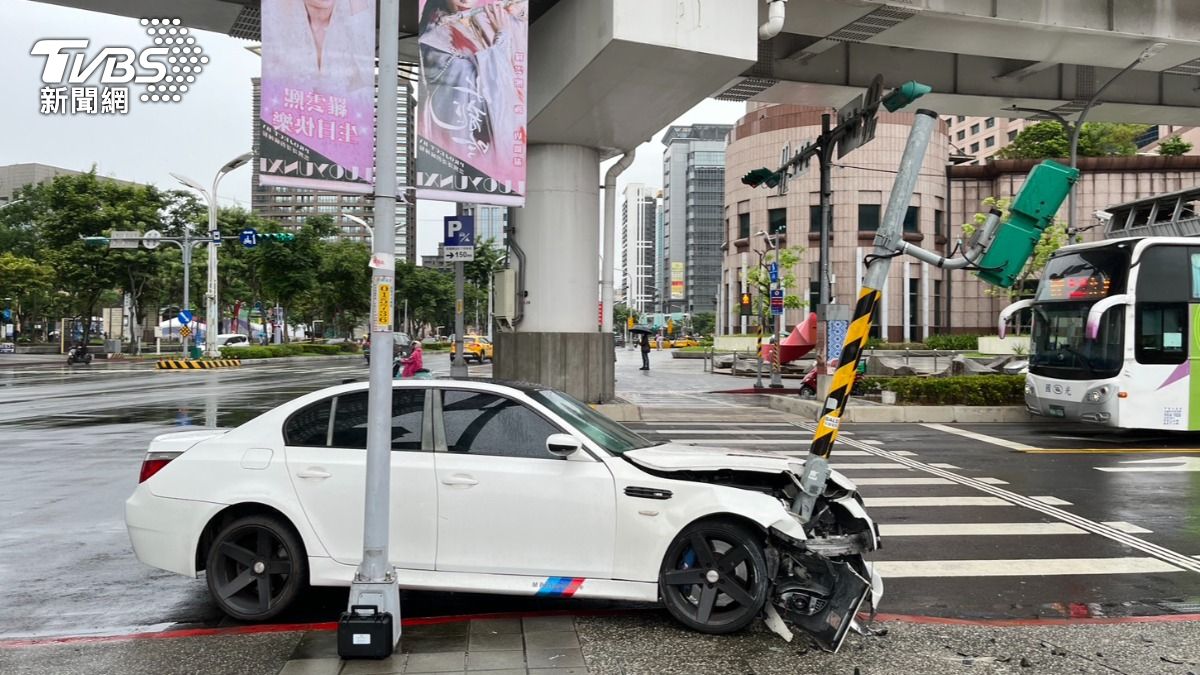 46歲無照男板橋車站前自撞 號誌桿「卡進」BMW車頭畫面曝
