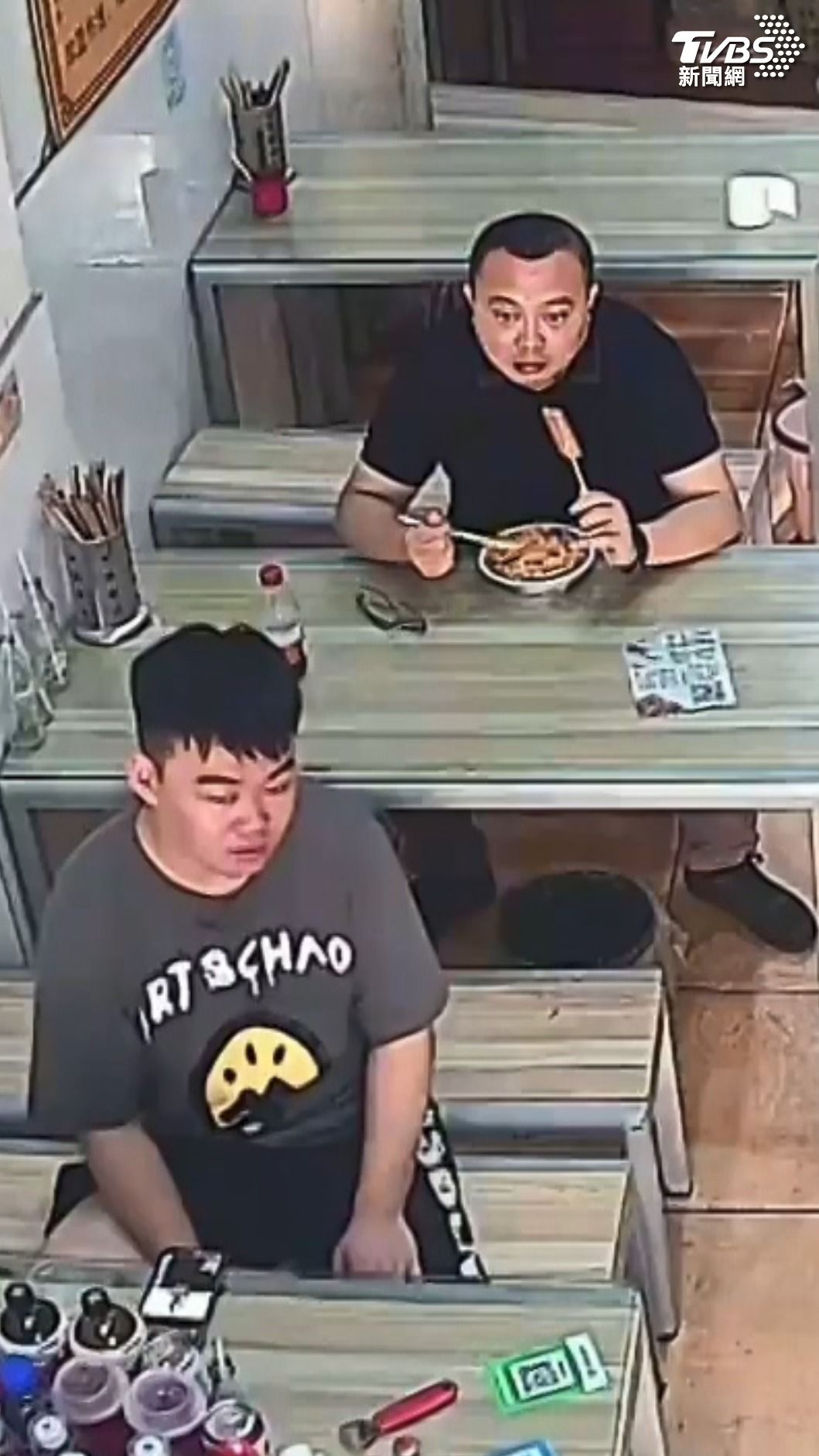 客人與店員愣住，彷彿幾秒內經歷了大場面。（圖／達志影像美聯社）