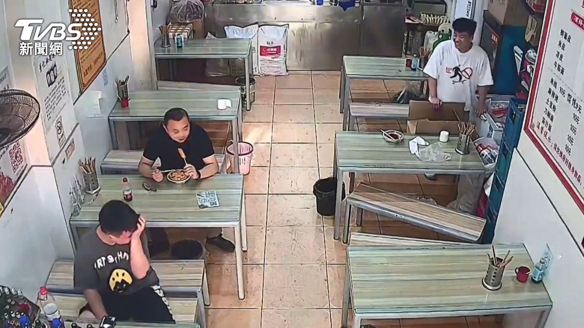 餐廳內三人面面相覷，過一會兒才笑出來。（圖／達志影像美聯社）