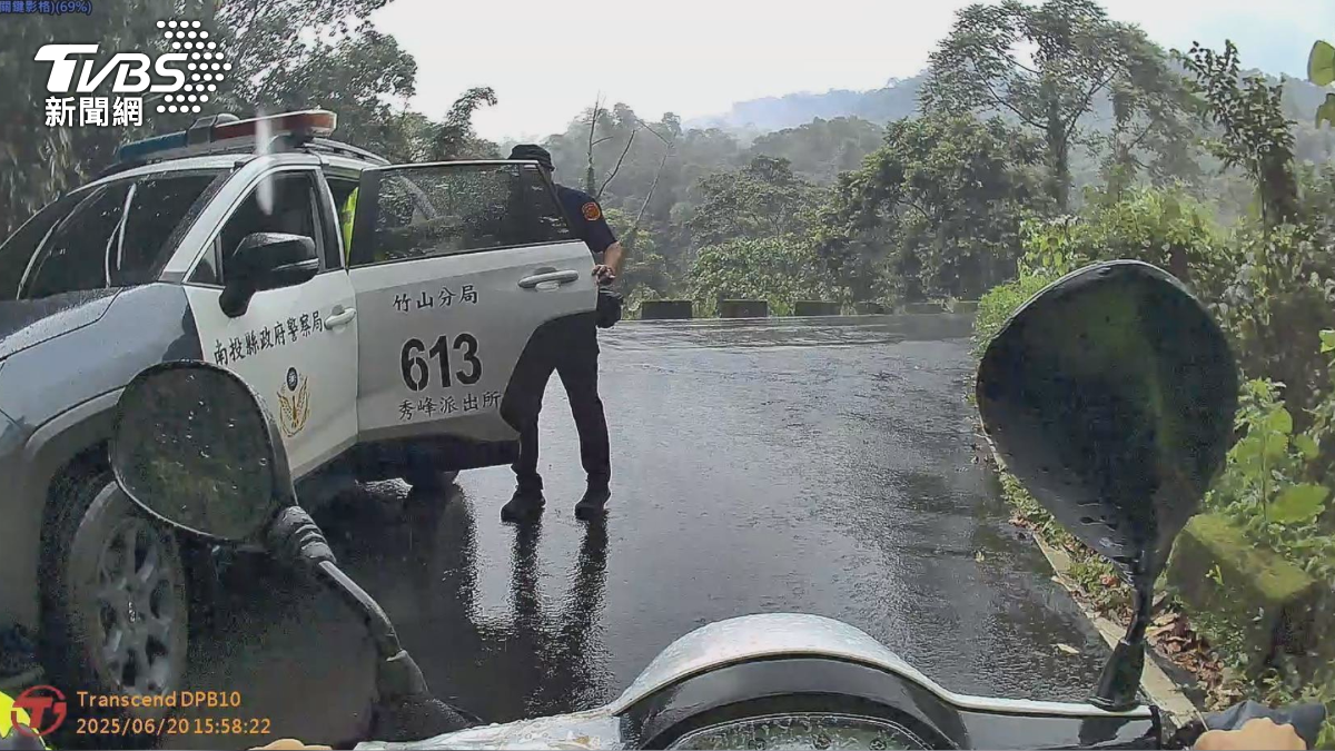 暖警代騎車並讓老伯搭警車返所，等待家屬接回。(圖／警方提供)