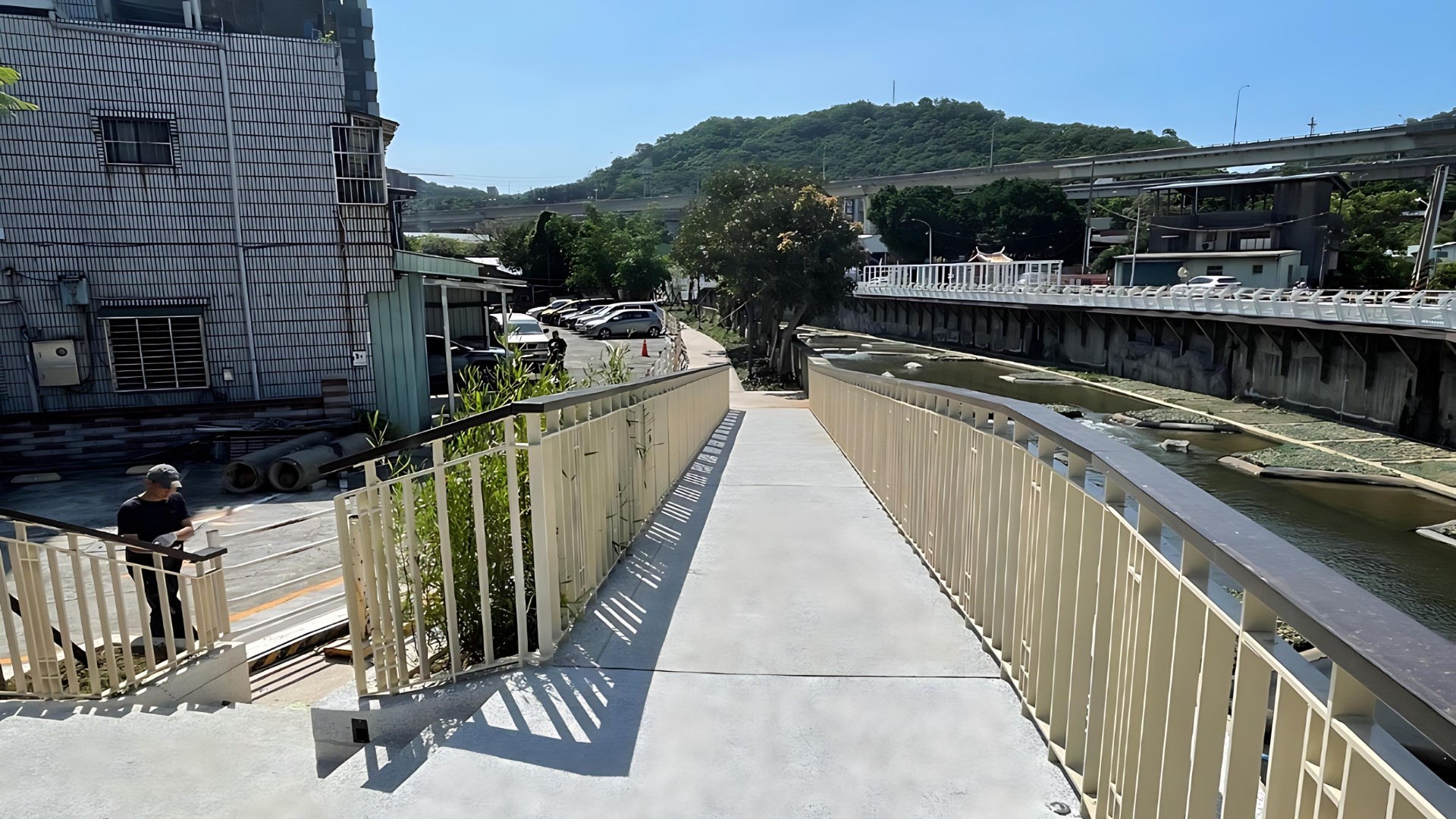 ▲友善的無障礙通行環境並串聯周邊公園綠地。(圖片來源:新北市政府水利局)