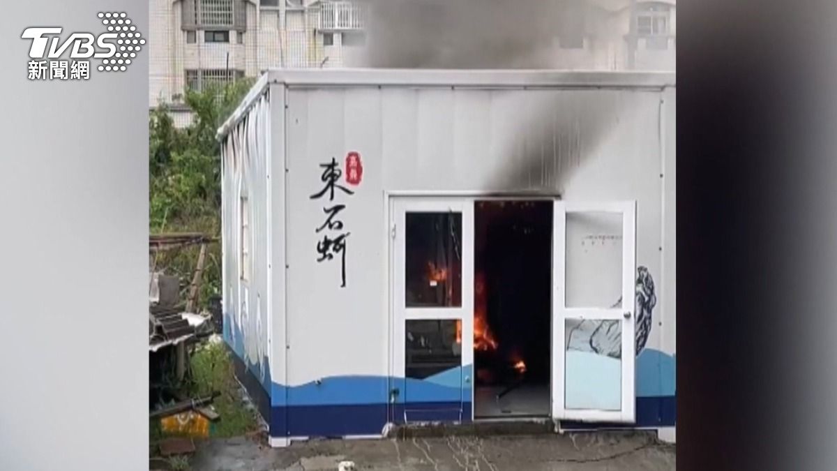 嘉義東石地區一處鐵皮蚵寮在10日下午復電後不久便發生火警，現場烈焰沖天並冒出濃濃黑煙，嚇得附近民眾立即報警。（圖／TVBS）