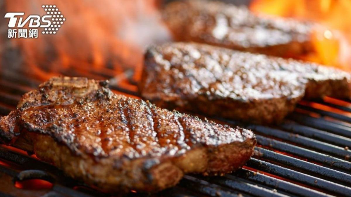 世界癌症研究基金會(WCRF)指出,若天天吃燒肉、牛排等紅肉,就會增加致癌物質(如亞硝胺)的暴露風險。(示意圖/shutterstock達志影像)