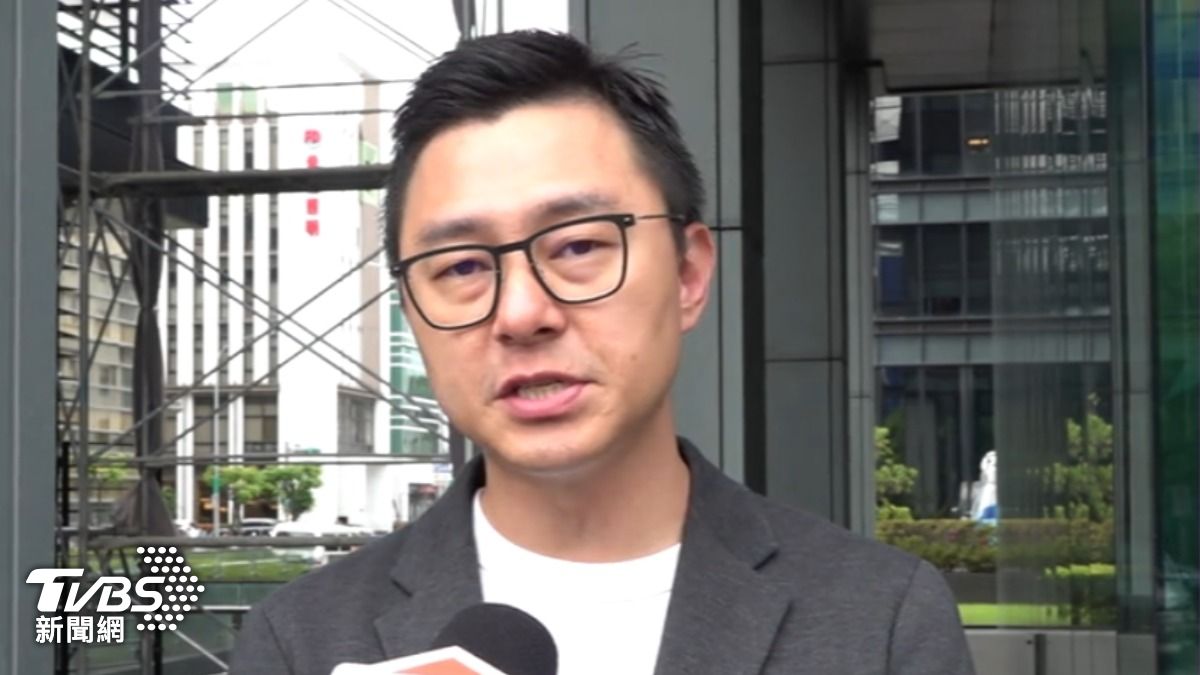 國民黨台北市議員詹為元建議,應把懸掛罷免文宣規範,納入社宅契約。(圖/TVBS)