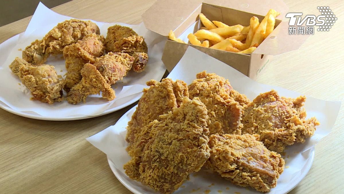 炸雞店送比買還多!炸雞買5送6。(圖/TVBS)