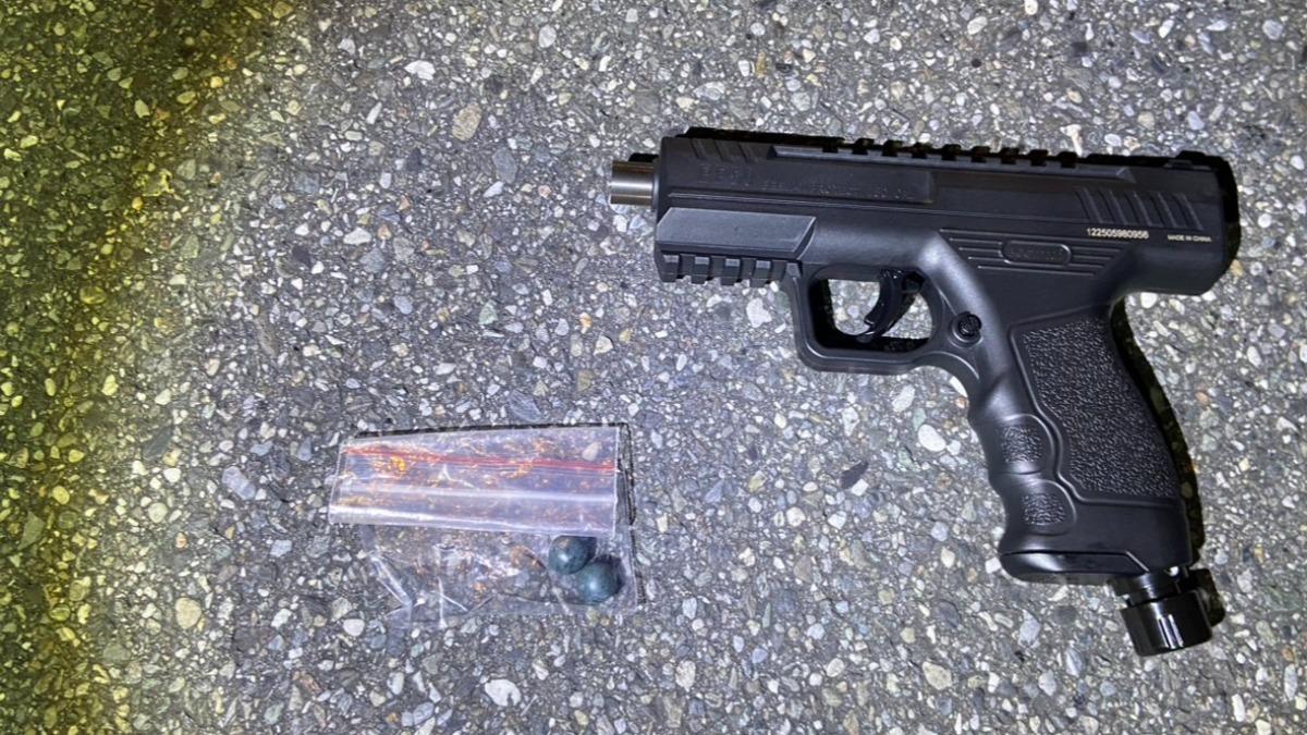 乘客喝醉質疑繞路,運將拒載掏槍射乘客。(圖/警方提供)