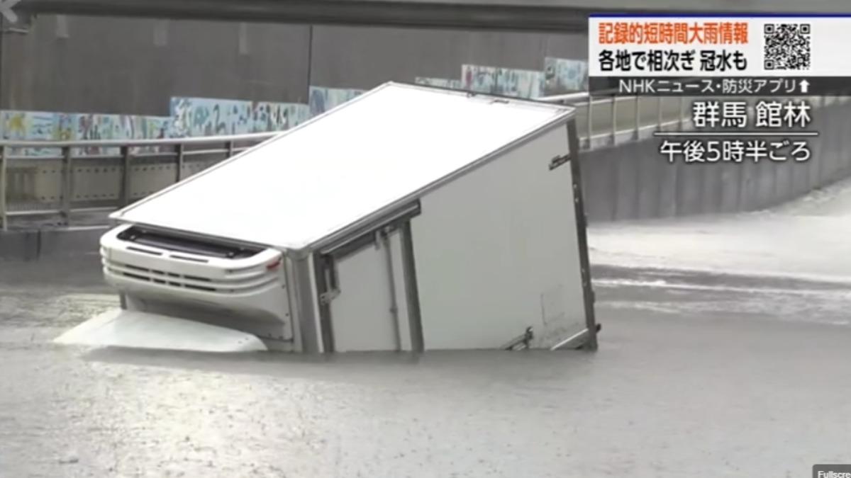 日本群馬縣大雨滂沱，地下道淹水，一輛卡車栽進水中。（圖／日本NHK電視台）