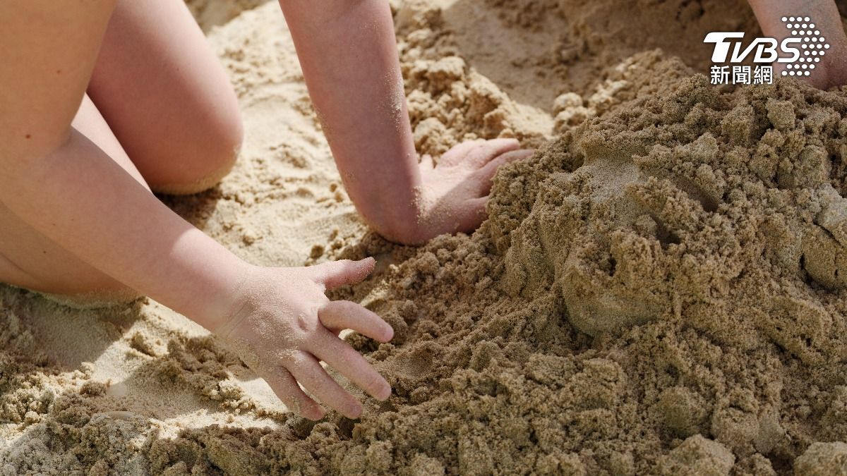 海灘玩沙慘遭活埋!義17歲少年「自掘墳墓」