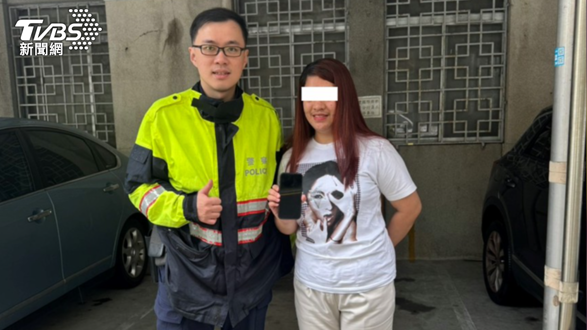 依女搭公車發現手機不見，最終掉在水溝蓋上。（圖／TVBS）