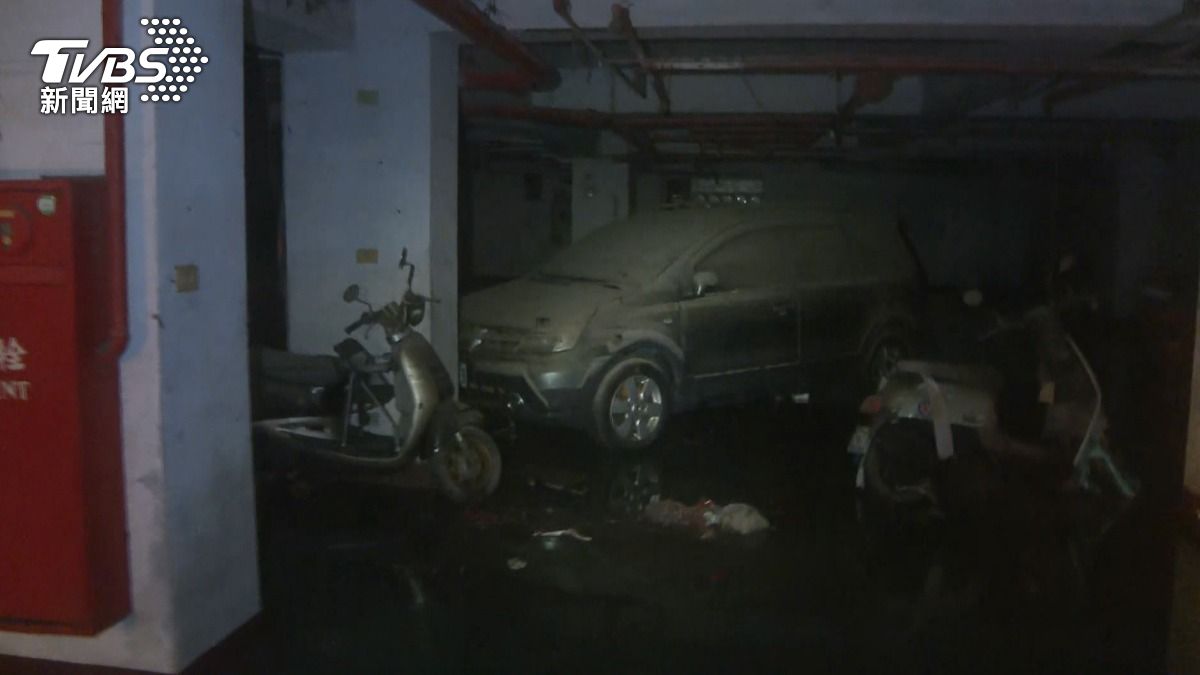 車頂覆蓋著泥土,機車東倒西歪,5輛汽車和45輛機車全部泡水受損。(圖/TVBS)