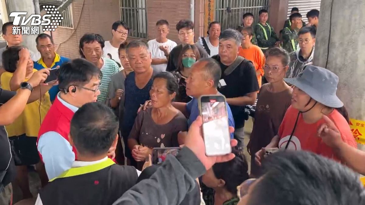 災後第六天才見到市府團隊，災民包圍市長黃偉哲，質疑是否遭到邊緣化。（圖／TVBS）