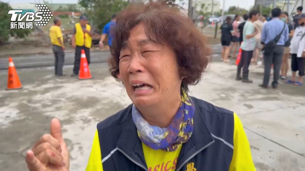 學甲秀昌里長謝金雀痛哭失聲，認為里民們已斷水斷電6天，自責無法幫上忙。（圖／TVBS）