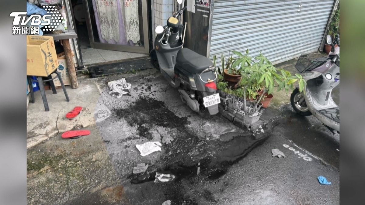 男子因開門撞破玻璃!劃傷動脈地上留大片血跡。(圖/TVBS)