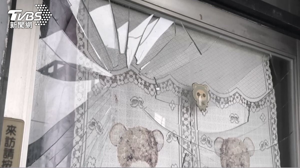 「砰」一聲玻璃碎裂!門上破了一個大洞。(圖/TVBS)
