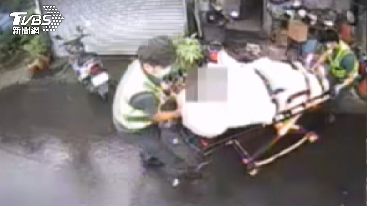 救護人員到場後趕緊止血處置,並將男子送醫治療。(圖/民眾提供)